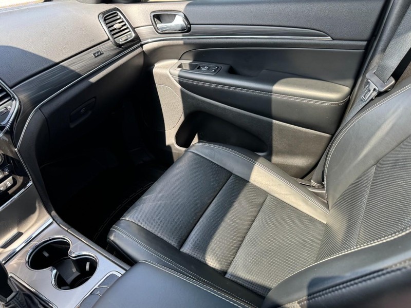 Jeep Grand Cherokee Vehicle Full-screen Gallery Image 11