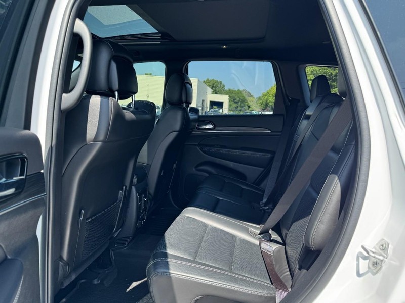 Jeep Grand Cherokee Vehicle Full-screen Gallery Image 12