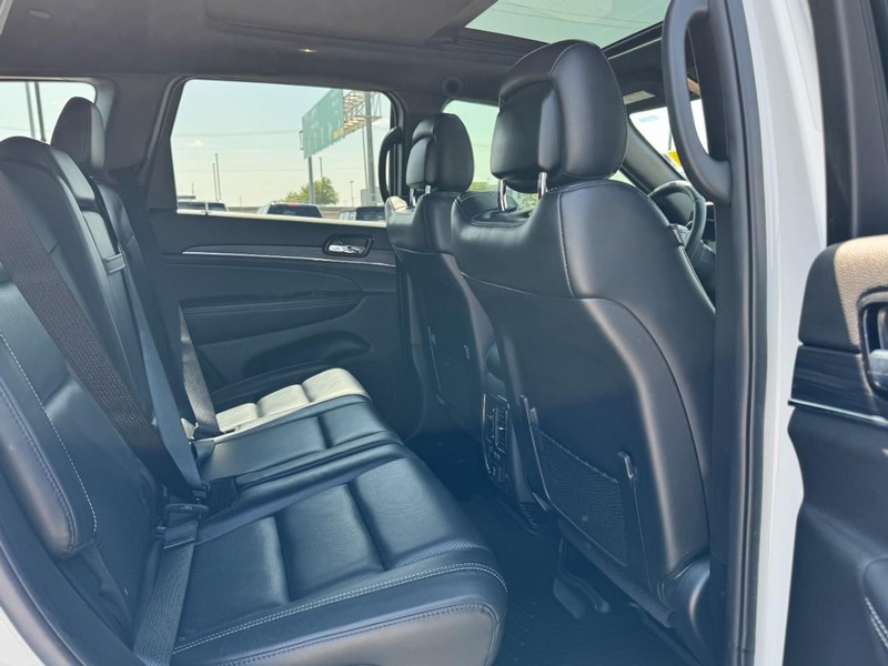 Jeep Grand Cherokee Vehicle Full-screen Gallery Image 13