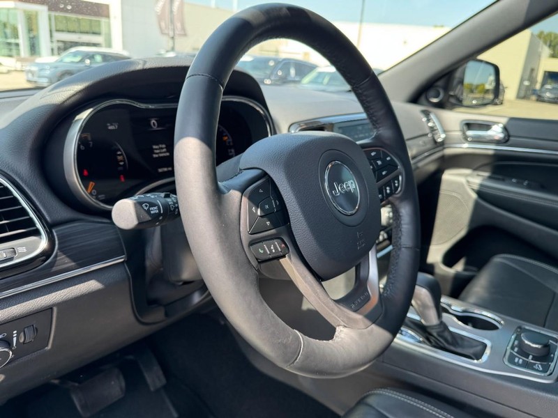 Jeep Grand Cherokee Vehicle Full-screen Gallery Image 15
