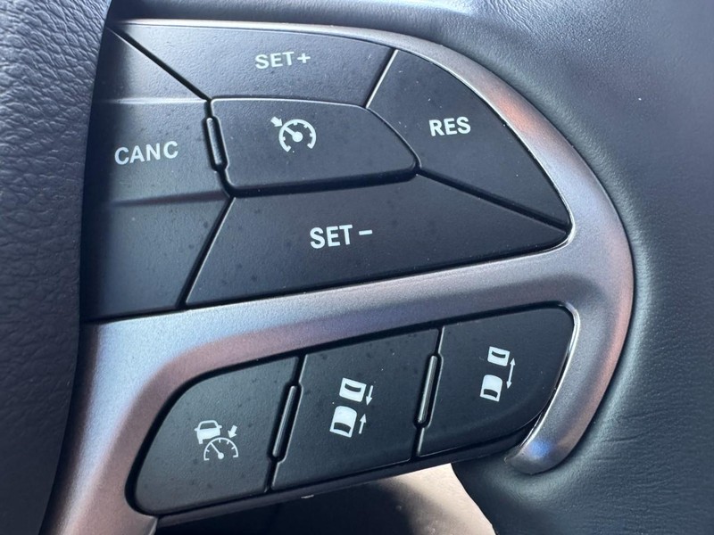 Jeep Grand Cherokee Vehicle Full-screen Gallery Image 17