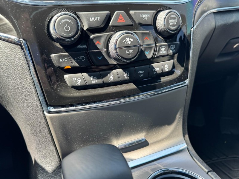 Jeep Grand Cherokee Vehicle Full-screen Gallery Image 18
