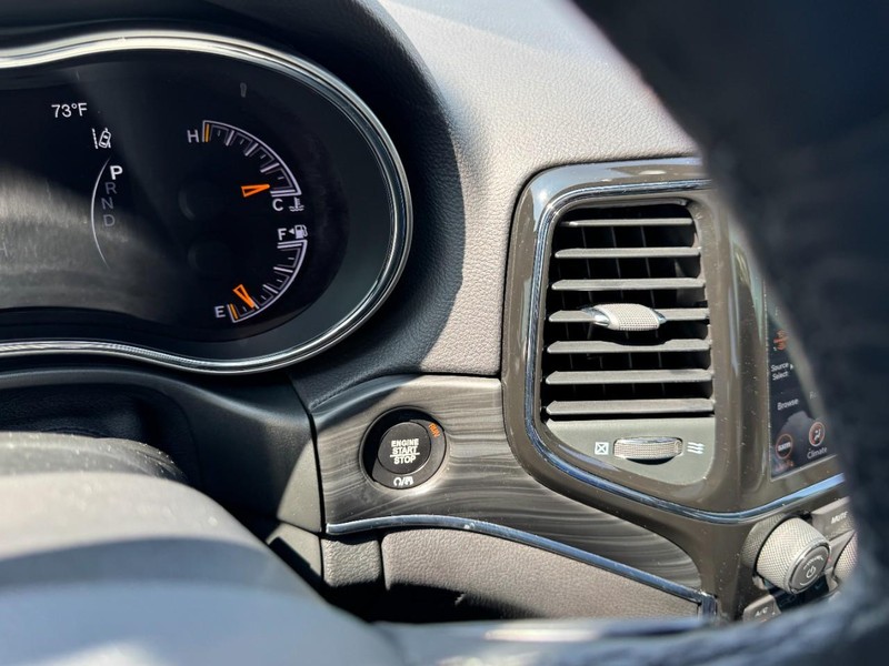 Jeep Grand Cherokee Vehicle Full-screen Gallery Image 21