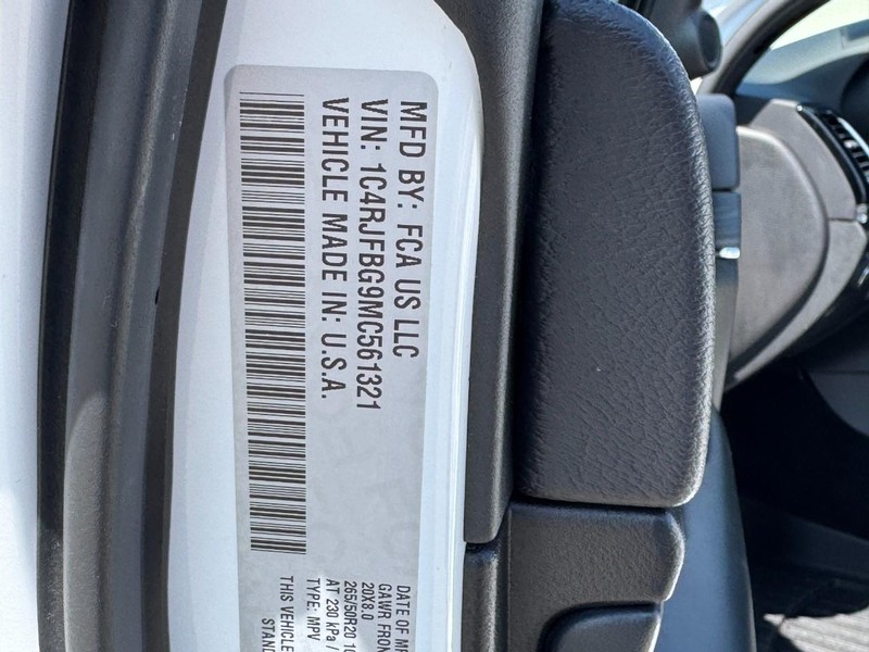 Jeep Grand Cherokee Vehicle Full-screen Gallery Image 28