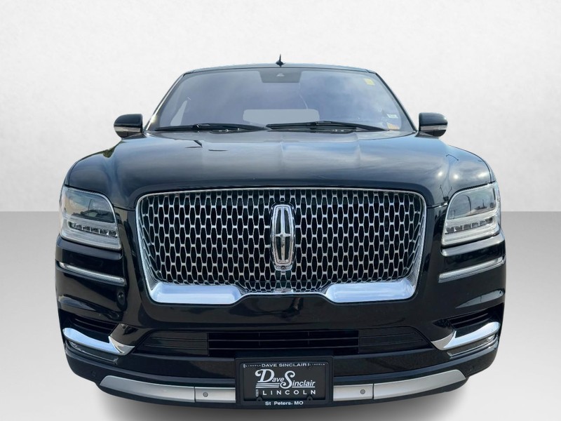 Lincoln Navigator Vehicle Full-screen Gallery Image 02