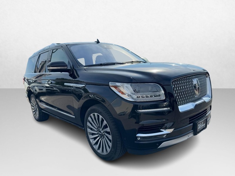 Lincoln Navigator Vehicle Full-screen Gallery Image 03