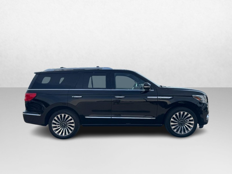 Lincoln Navigator Vehicle Full-screen Gallery Image 04