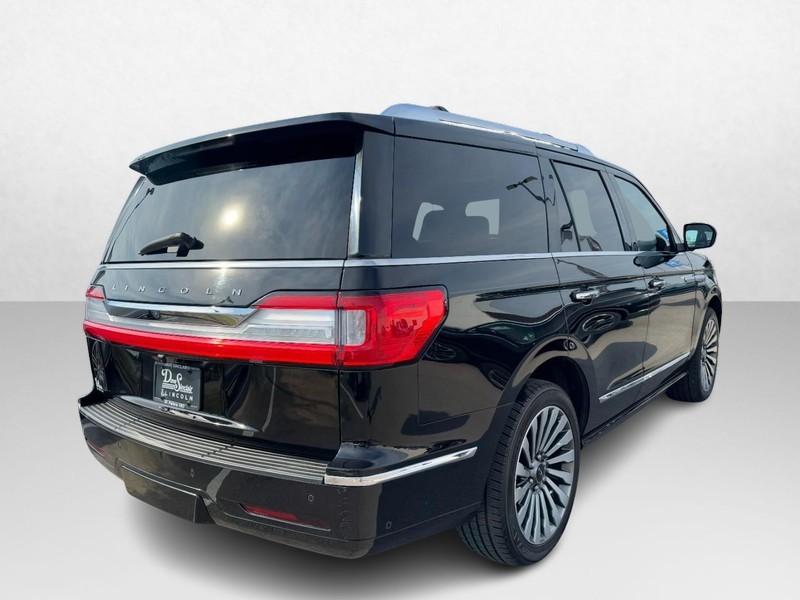 Lincoln Navigator Vehicle Full-screen Gallery Image 05