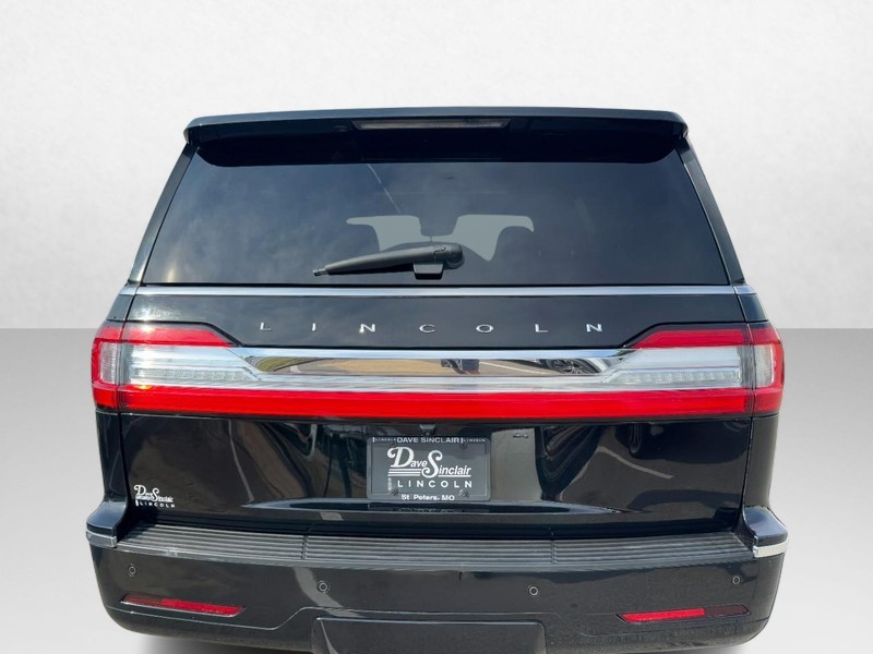 Lincoln Navigator Vehicle Full-screen Gallery Image 06