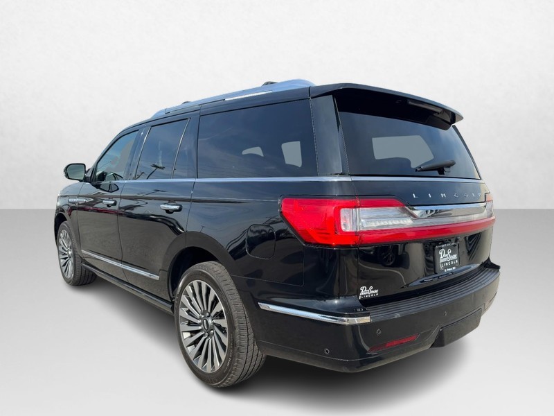 Lincoln Navigator Vehicle Full-screen Gallery Image 07