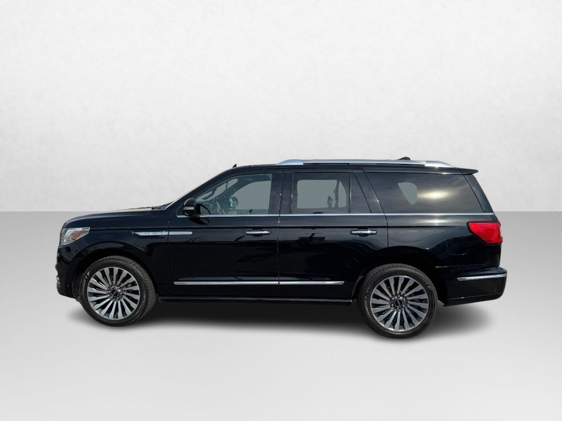 Lincoln Navigator Vehicle Full-screen Gallery Image 08