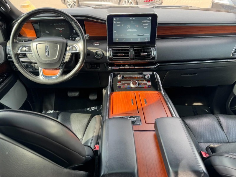 Lincoln Navigator Vehicle Full-screen Gallery Image 09