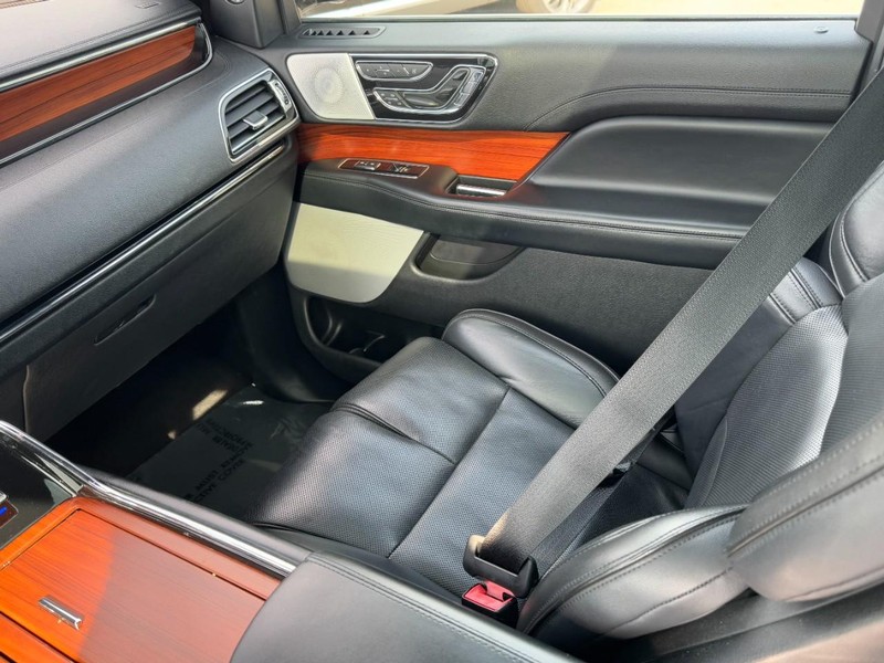 Lincoln Navigator Vehicle Full-screen Gallery Image 11
