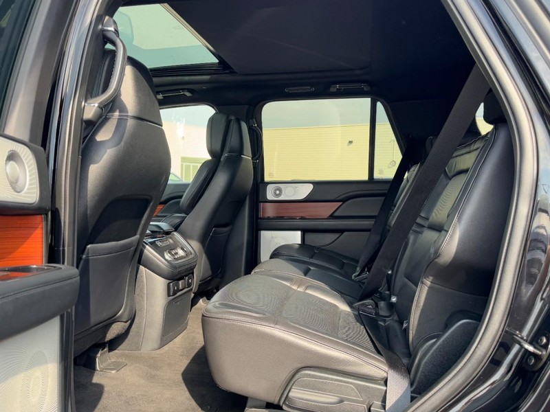 Lincoln Navigator Vehicle Full-screen Gallery Image 12