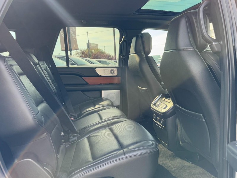 Lincoln Navigator Vehicle Full-screen Gallery Image 13