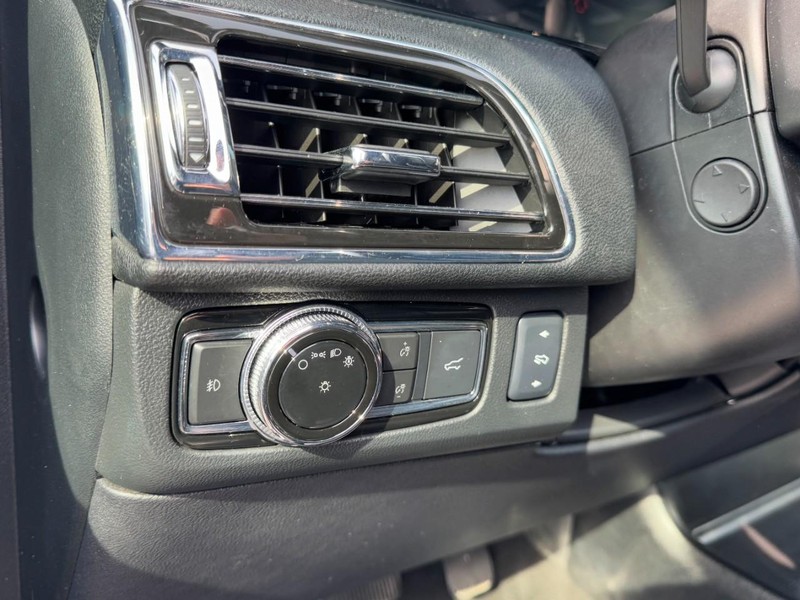 Lincoln Navigator Vehicle Full-screen Gallery Image 14