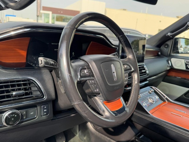 Lincoln Navigator Vehicle Full-screen Gallery Image 15