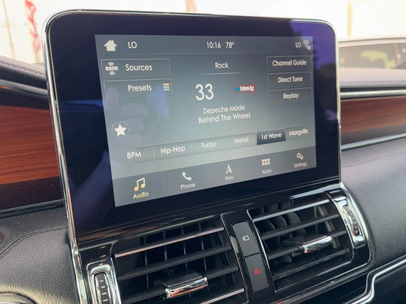 Lincoln Navigator Vehicle Full-screen Gallery Image 16