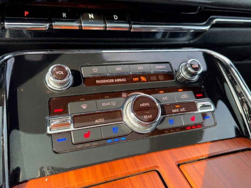 Lincoln Navigator Vehicle Full-screen Gallery Image 17