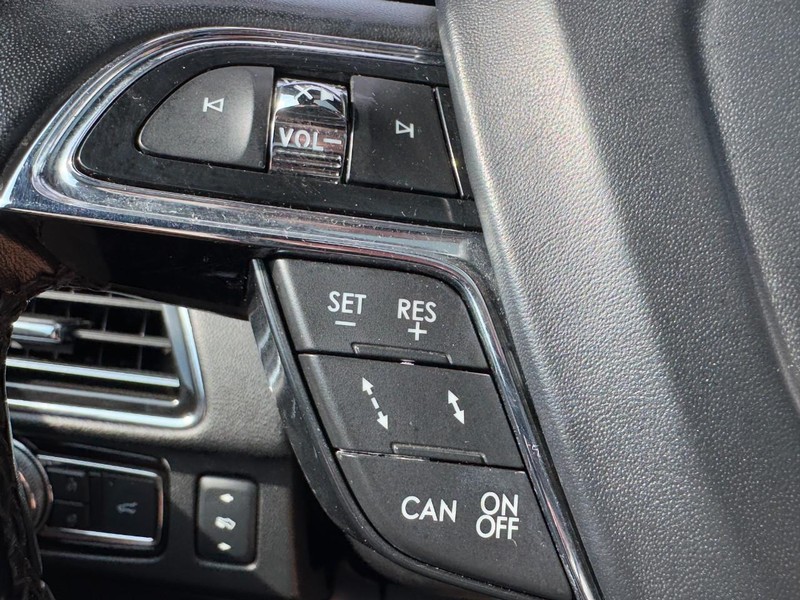 Lincoln Navigator Vehicle Full-screen Gallery Image 18