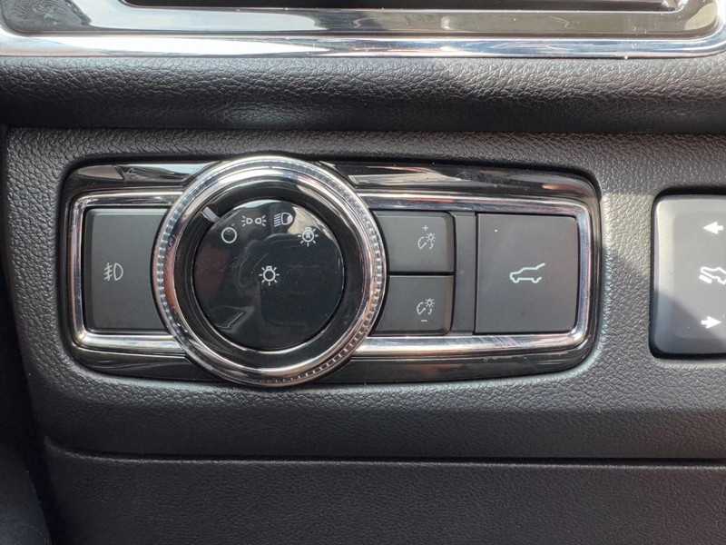 Lincoln Navigator Vehicle Full-screen Gallery Image 22