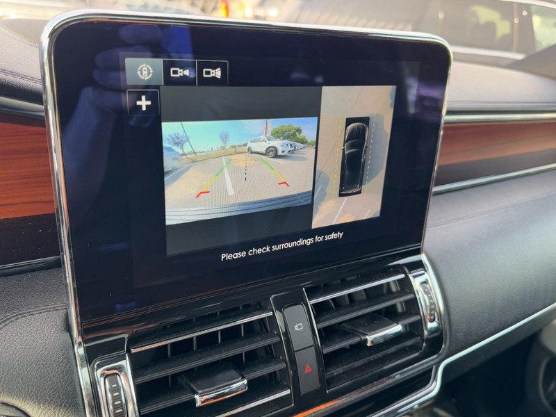 Lincoln Navigator Vehicle Full-screen Gallery Image 24