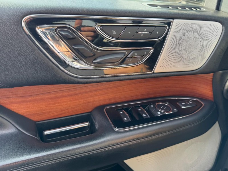 Lincoln Navigator Vehicle Full-screen Gallery Image 25