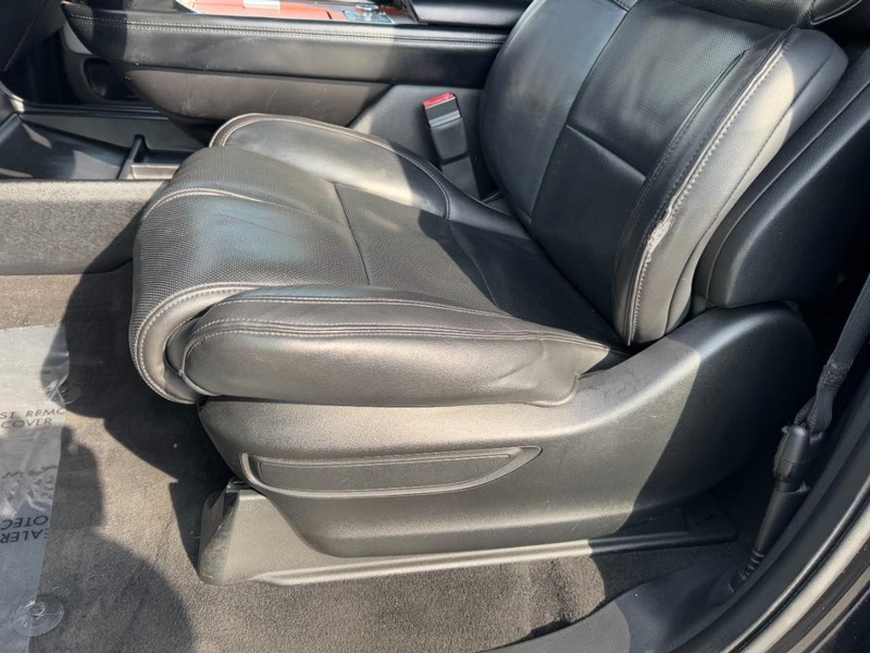 Lincoln Navigator Vehicle Full-screen Gallery Image 26