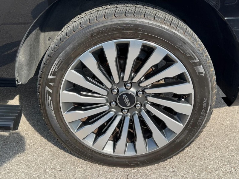 Lincoln Navigator Vehicle Full-screen Gallery Image 27