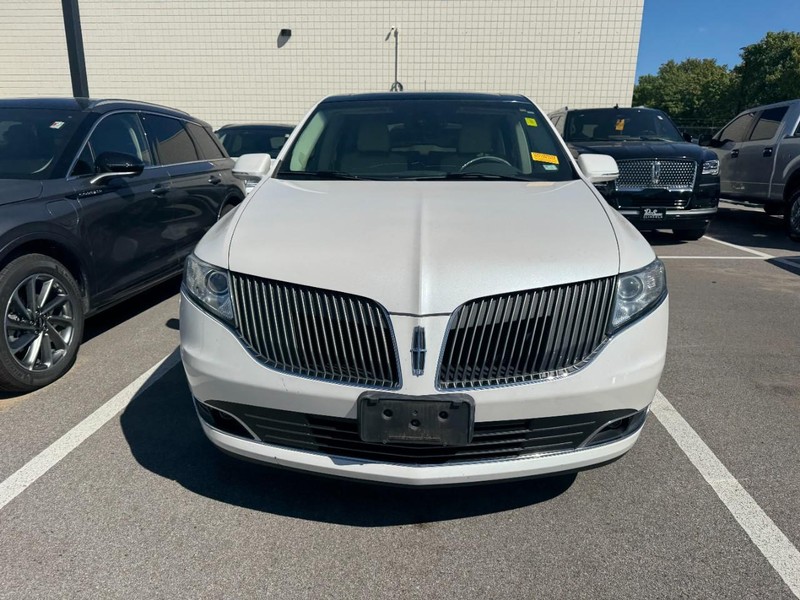 Lincoln MKT Vehicle Full-screen Gallery Image 02