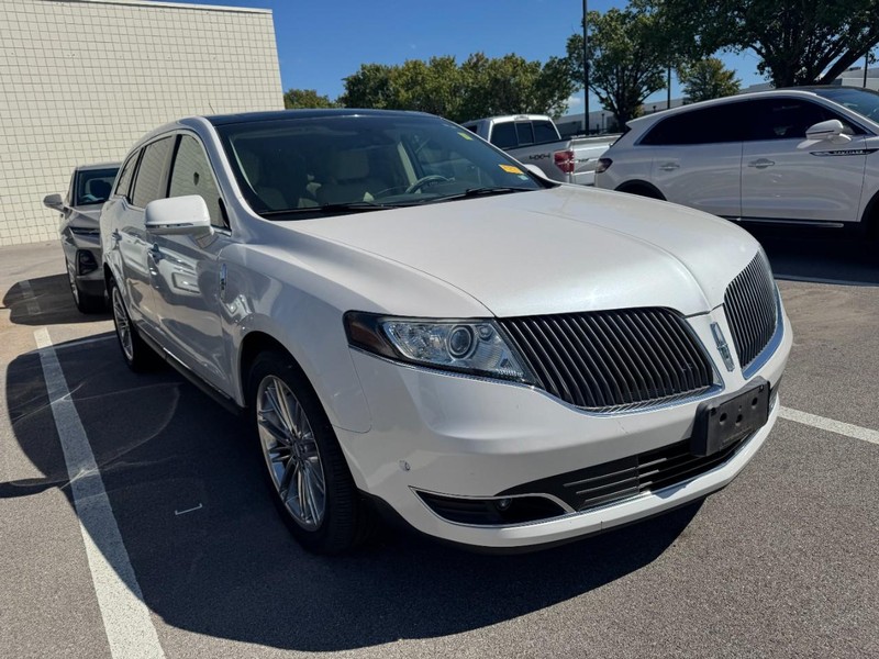 Lincoln MKT Vehicle Full-screen Gallery Image 03