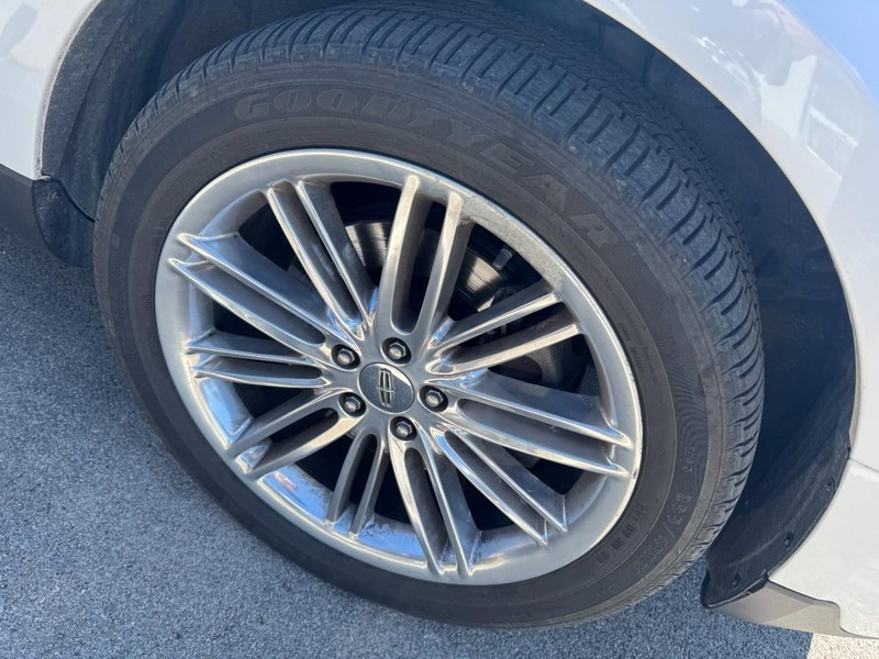 Lincoln MKT Vehicle Full-screen Gallery Image 04