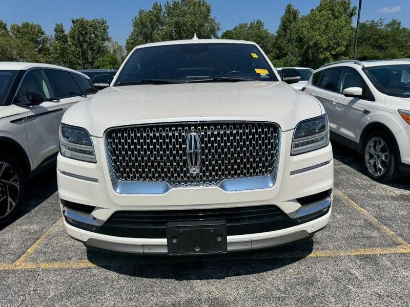 Lincoln Navigator L Vehicle Full-screen Gallery Image 02