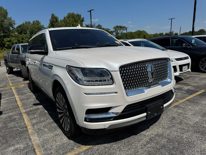 Lincoln Navigator L Vehicle Full-screen Gallery Image 03