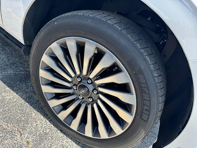 Lincoln Navigator L Vehicle Full-screen Gallery Image 04