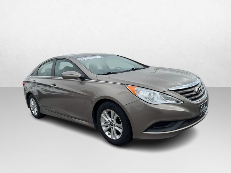 Hyundai Sonata Vehicle Full-screen Gallery Image 03