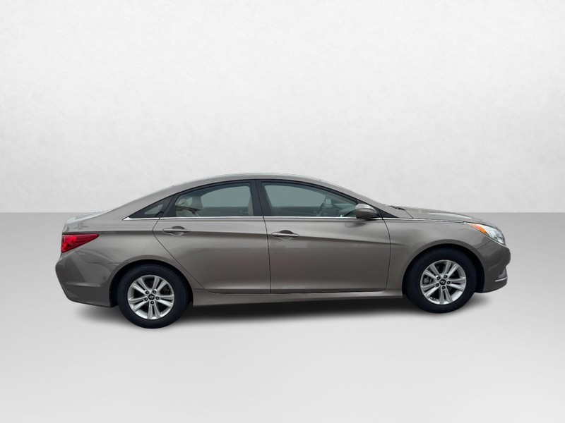 Hyundai Sonata Vehicle Full-screen Gallery Image 04