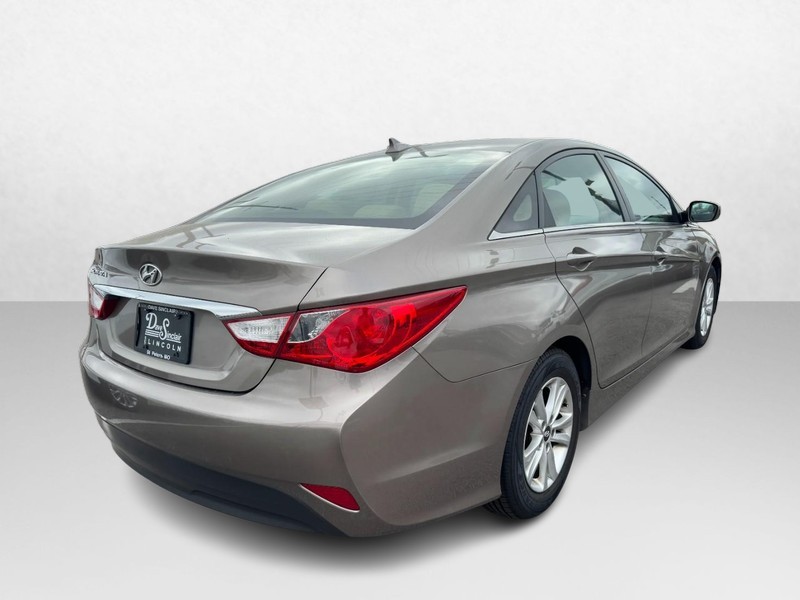Hyundai Sonata Vehicle Full-screen Gallery Image 05
