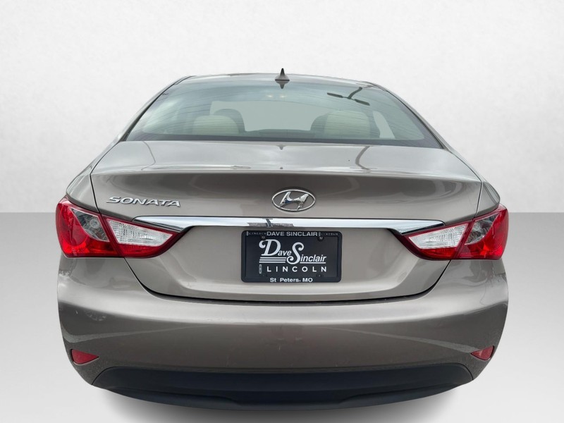 Hyundai Sonata Vehicle Full-screen Gallery Image 06