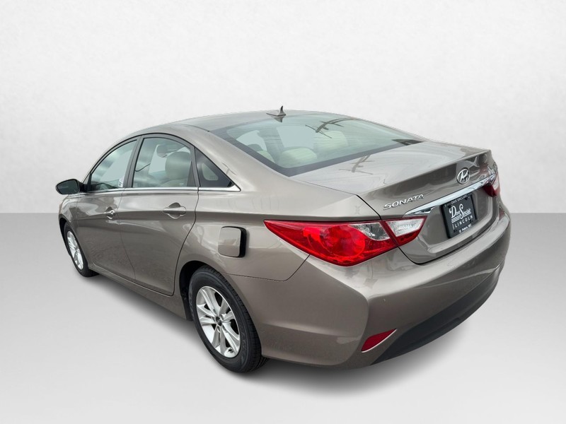 Hyundai Sonata Vehicle Full-screen Gallery Image 07