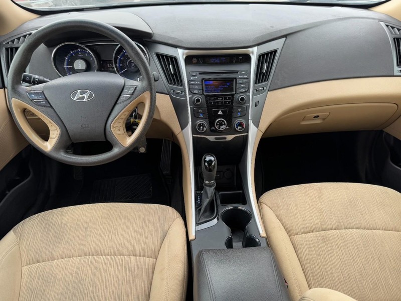 Hyundai Sonata Vehicle Full-screen Gallery Image 09