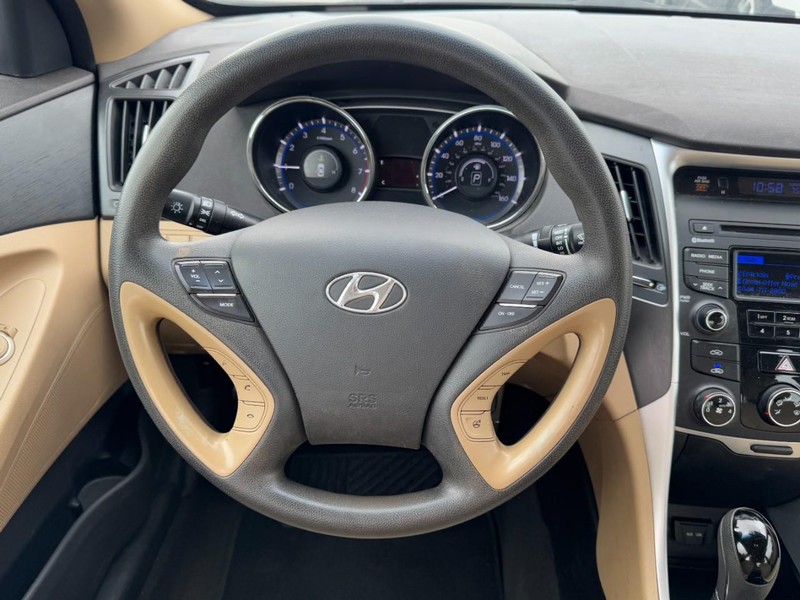 Hyundai Sonata Vehicle Full-screen Gallery Image 10