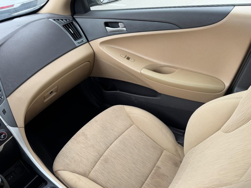 Hyundai Sonata Vehicle Full-screen Gallery Image 11