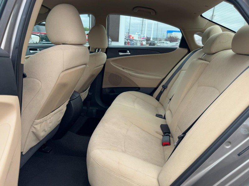Hyundai Sonata Vehicle Full-screen Gallery Image 12