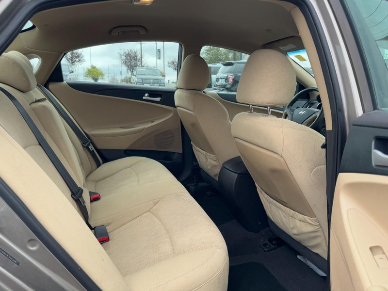 Hyundai Sonata Vehicle Full-screen Gallery Image 13