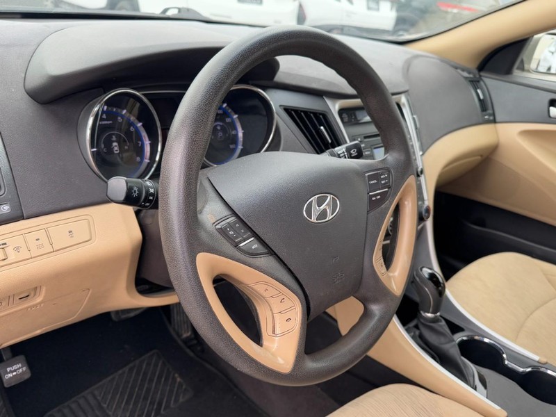 Hyundai Sonata Vehicle Full-screen Gallery Image 15