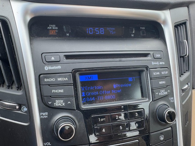 Hyundai Sonata Vehicle Full-screen Gallery Image 16