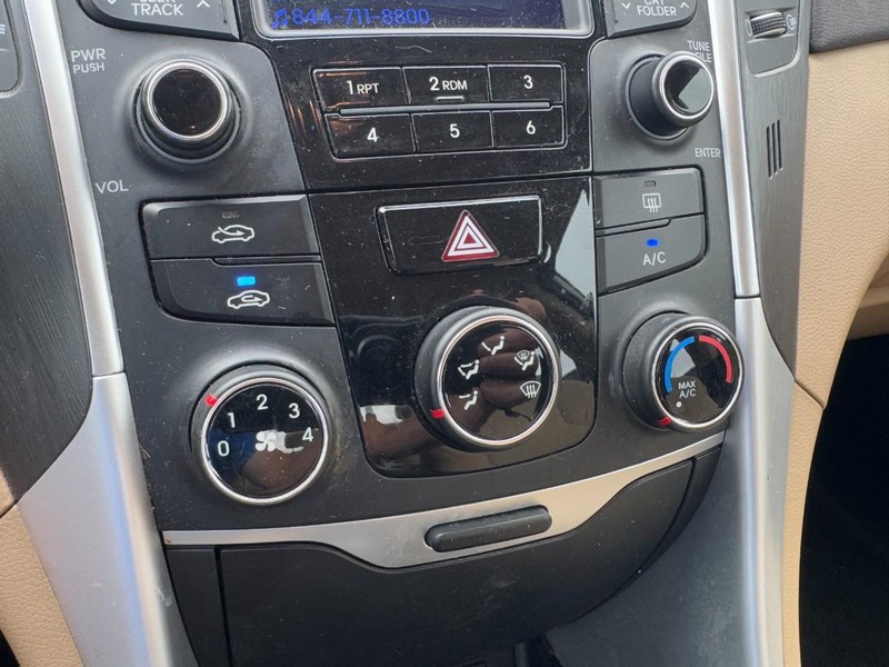 Hyundai Sonata Vehicle Full-screen Gallery Image 17