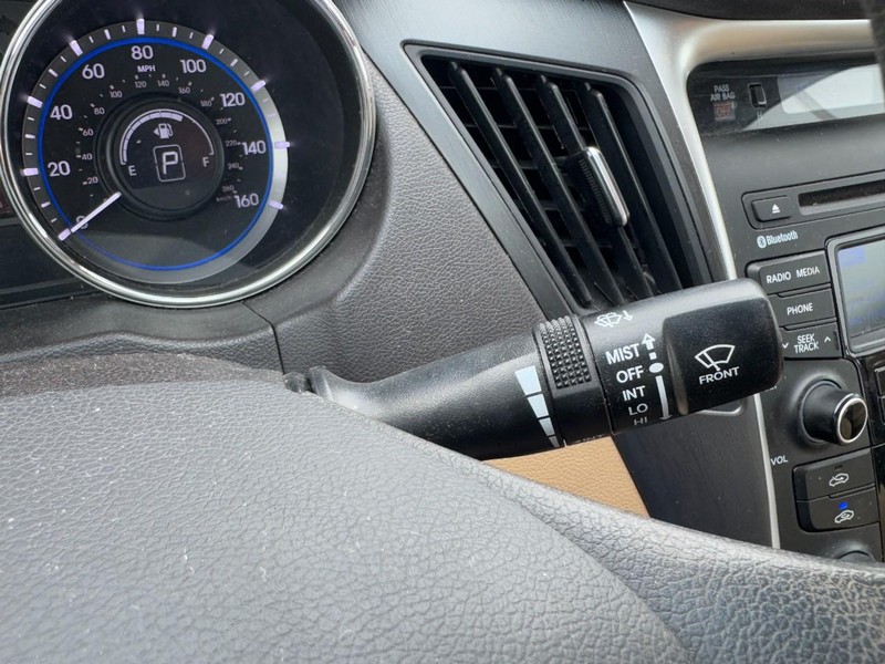 Hyundai Sonata Vehicle Full-screen Gallery Image 21