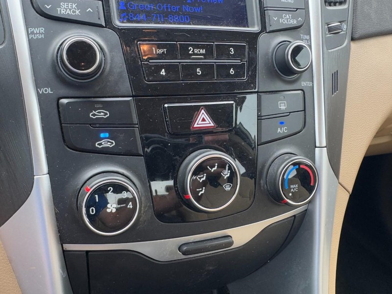 Hyundai Sonata Vehicle Full-screen Gallery Image 24